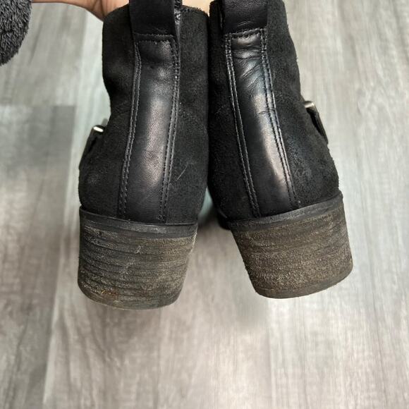 𝅺UGG Wright Belted Boots Booties Low Heel Black Suede Shearling Footbed Size 7 - Picture 11 of 11